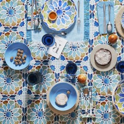 niebieski serwis stołowy na obrusie tognana mandala 140 x 180 cm